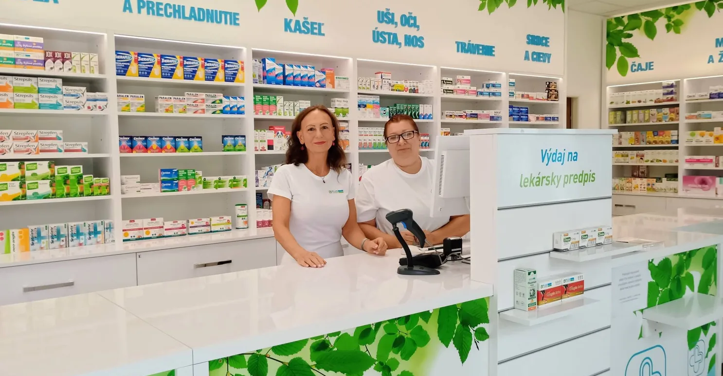 Farmaceutky za výdajným pultom v lekárni ARNICA